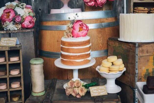 Naked Wedding Cake: A Great Budget Trend