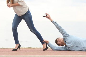 You can do better than these bad engagement photos - weddingfor1000.com