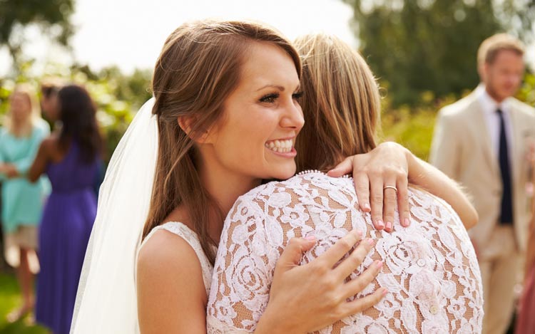 How to be an awesome mother of the bride - weddingfor1000.com