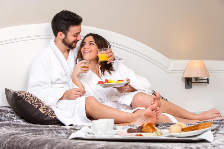 Honeymoon around the world without leaving your hotel room - weddingfor1000.com