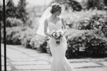 The ugly truth about wedding dresses - weddingfor1000.com