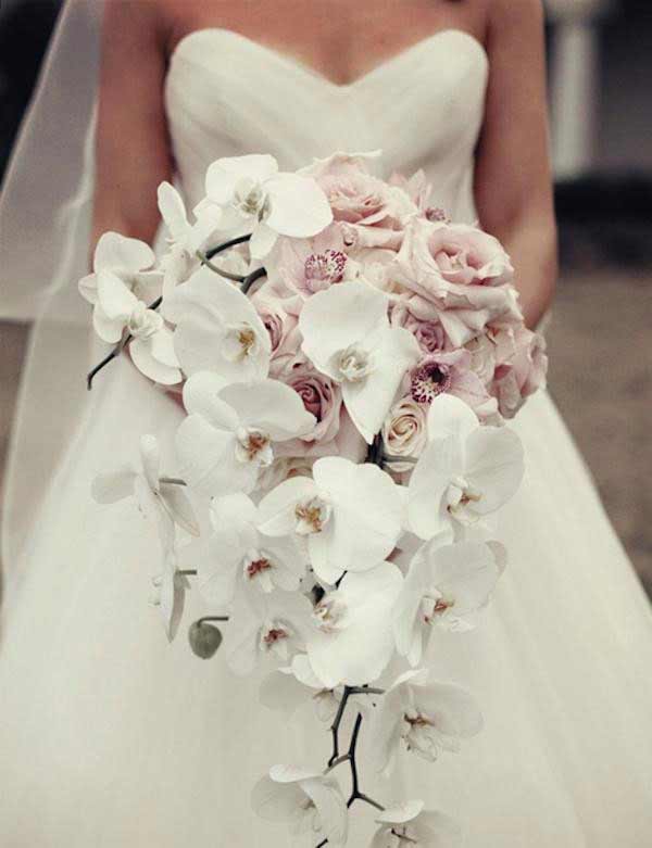 Bridal Bouquets That Complement Your Wedding Dress and Body Type - weddingfor1000.com