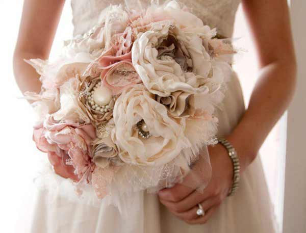 Bridal Bouquets That Complement Your Wedding Dress and Body Type - weddingfor1000.com