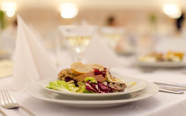 Wedding for $1000 - The Ultimate Guide to a Christmas Wedding