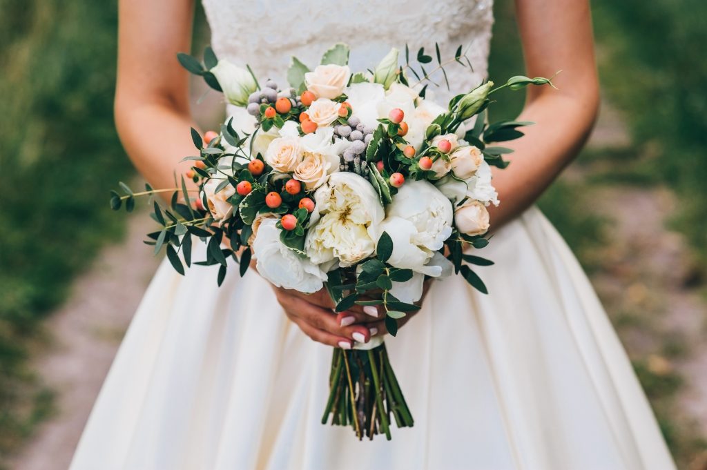 wedding floral bouquets and centerpieces: should you mix or match?