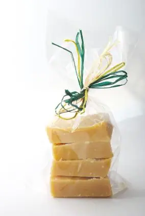 DIY Recipes for delicious fudge guest favors! weddingfor1000.com