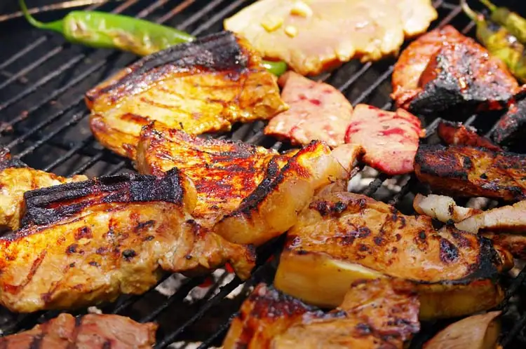 alternative wedding catering idea: backyard barbeque - weddingfor1000.com