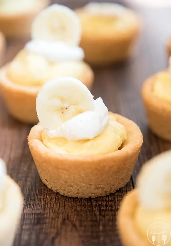 Banana Cream Pie Minis // Small Sweets for a Dessert Reception - weddingfor1000.com