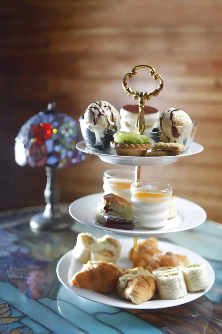 alternative wedding catering idea: high tea - weddingfor1000.com