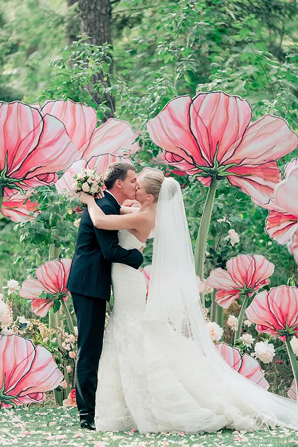 fancy painted backdrop of giant poppies weddingfor1000.com