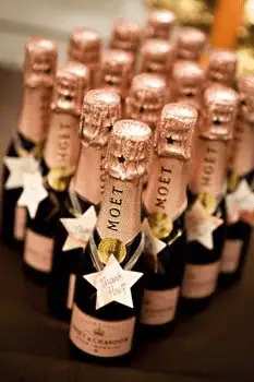 Perfect packed lunch reception drinks: personal champagne!