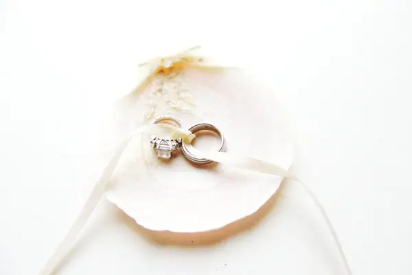 seashell-wedding-ring-pillow-alternative