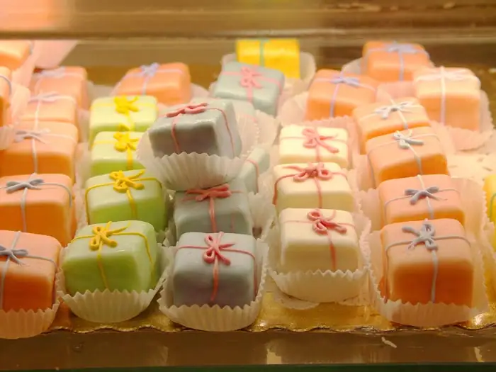 spring reception ideas: petit fours - weddingfor1000.com