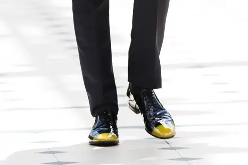 styled-groom---colored-shoes