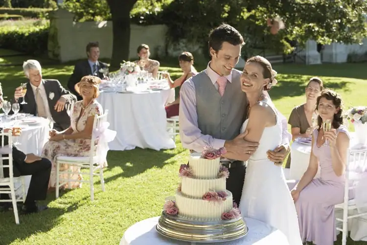 65 Ways to Stretch Your Wedding Budget Further - weddingfor1000.com