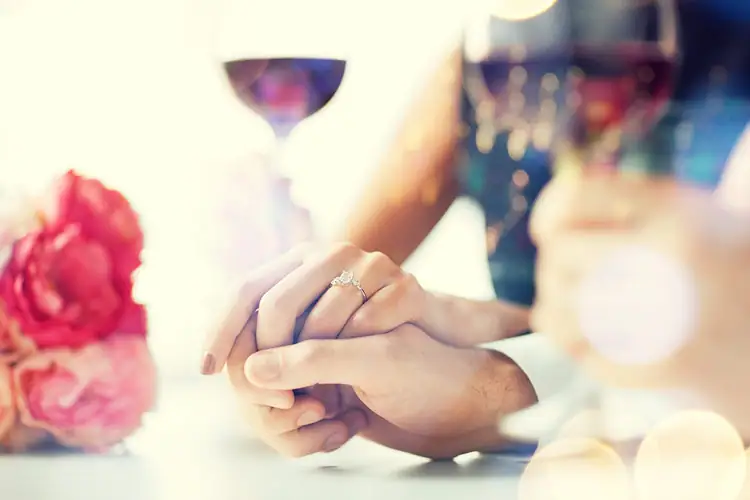 winter-wedding-hands